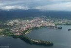 A Guin Equatorial  um pas da frica ocidental, dividido em trs territrios descontnuos, um continental e os restantes insulares. O segundo territrio  a parte continental do pas, Rio Muni, encravado entre os Camares, a norte, o Gabo a leste e sul e o Golfo da Guin a oeste. O presidente da Guin Equatorial, Teodoro Obiang Nguema Mbasogo, decretou que o portugus seria uma das lnguas oficiais, ao lado do espanhol e do francs. A Guin Equatorial tem ainda o maior PIB <em>per capita</em> do continente africano, embora seja um pas de mdio IDH (0,538). </br></br> Palavras-chave: Guin Equatorial. frica. Localizao. Espao Geogrfico. Continente. Pas.