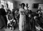 O número de soropositivos na África do Sul já chega a 5,6 milhões, a clínica da associação Médicos Sem Fronteira é uma das únicas fontes de medicamento gratuito contra a Aids na Cidade do Cabo. </br></br> Palavras-chave: AIDS. Soropositivo. África do Sul. Continente Africano. 