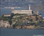 A Ilha de Alcatraz está localizada no meio da baía de São Francisco, na Califórnia, EUA. Inicialmente foi utilizada como base militar, e só mais tarde foi convertida em uma prisão de máxima segurança. Atualmente, é um ponto turístico. </br></br> Palavras-chave: Dimensão demográfica e cultural do espaço geográfico. Território. Lugar. Região. Prisão. Ilha de Alcatraz. São Francisco. Califórnia. EUA.