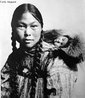 Os inuits ("o povo", na lngua <em>Inuktitut</em>) so os membros da nao indgena esquim que habitam as regies rticas do Canad, do Alasca e da Groenlndia. No sculo XV, os inuits estabeleceram os primeiros contatos com os baleeiros franceses e pescadores de bacalhau. Eles rapidamente desenvolveram relaes com os europeus baseadas no comrcio de peles. O Canad  o lar de um quarto da populao Inuit do mundo (antes chamados de "Esquims"). Hoje, a maioria vive em cerca de 40 comunidades pequenas e remotas, ao longo da costa norte do continente canadense e nas ilhas rticas, que se estendem por 400 Km e por cinco fusos horrios. </br></br> Palavras-chave: Inuit. Esquim. rtico. Canad. Nao indgena. Peles. Baleeiros. 