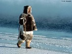 Os inuits ("o povo", na lngua <em>Inuktitut</em>) so os membros da nao indgena esquim que habitam as regies rticas do Canad, do Alasca e da Groenlndia. No sculo XV, os inuits estabeleceram os primeiros contatos com os baleeiros franceses e pescadores de bacalhau. Eles rapidamente desenvolveram relaes com os europeus baseadas no comrcio de peles. O Canad  o lar de um quarto da populao Inuit do mundo (antes chamados de "Esquims"). Hoje, a maioria vive em cerca de 40 comunidades pequenas e remotas, ao longo da costa norte do continente canadense e nas ilhas rticas, que se estendem por 400 Km e por cinco fusos horrios. </br></br> Palavras-chave: Inuit. Esquim. rtico. Canad. Nao indgena. Peles. Baleeiros. 