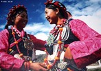 A dana, arte atravs da qual o homem transmite o que pensa e sente usando a linguagem corporal, forma parte indispensvel da vida dos tibetanos. Suas danas tm uma grande variedade e riqueza de contedos, com funes, formas e movimentos diferentes. Algumas so alegres dando escape ao que sentem os bailarinos, e outras comunicam a estes com os deuses para obter deles a ajuda. Os jovens tibetanos lutam para preservar sua cultura. </br></br> Palavras-chave: Dana. Cultura. Tibetanos. Arte. Oriente.