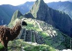 Machu Picchu, tambm chamada "cidade perdida dos Incas",  uma cidade pr-colombiana bem conservada, localizada no topo de uma montanha, a 2400 metros de altitude, no vale do rio Urubamba, atual Peru. Foi construda no sculo XV, sob as ordens de Pachacuti. Apenas cerca de 30% da cidade  de construo original, o restante foi reconstrudo. A construo original  formada por pedras maiores, e com encaixes com pouco espao entre as rochas. Consta de duas grandes reas: a agrcola, formada principalmente por terraos e recintos de armazenagem de alimentos; e a outra urbana, na qual se destaca a zona sagrada com templos, praas e mausolus reais. O lugar foi elevado  categoria de Patrimnio mundial da Unesco, tendo sido alvo de preocupaes devido  interao com o turismo por ser um dos pontos histricos mais visitados do Peru. </br></br> Palavras-chave: Cidade. Incas. Colonizao espanhola. Destruio. Monumentos. Cidade pr-colombianas. Pedras. Cultura. Histria. 