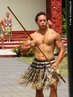 Os maoris são o povo nativo da Nova Zelândia. Na língua maori, a palavra maori significa "normal", "ordinário". Em lendas e outras tradições orais, a palavra distinguia seres humanos mortais de divindades e espíritos. Os primeiros exploradores europeus que chegaram às ilhas da Nova Zelândia se referiam às pessoas que lá encontraram como "aborígenes", "nativos" ou "neozelandezes". Maori permaneceu como o termo usado pelos maoris para descreverem a si mesmos. Em 1947, o Departamento de Relações Nativas foi renomeado para Departamento de Relações Maoris para reafirmar a decisão. A figura abaixo retrata Te Puni, um chefe maori do século XIX. </br></br> Palavras-chave: Maori. Nova Zelândia. Oceania. Cultura. Nativos. 