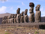 Moai é o nome que designa as gigantescas estátuas de pedra espalhadas pela Ilha de Páscoa, no Chile. Construídas por volta de 1300 d.C. pelo povo Rapa nui. Os moais, cujas cabeças ostentam "pukaos" - cilindros de pedra vermelha pesando até doze toneladas, possivelmente representando um cocar de penas vermelhas - representam, de modo estilizado, um torso humano masculino de orelhas longas, sem pernas. Em sua maioria, medem entre 4,5 a 6 metros de comprimento e pesam entre 1 a 27 toneladas. A maior delas, entretanto, tem mais de 20 metros de altura. A Ilha de Páscoa é o lugar habitado mais isolado do mundo: são 118 km² de terra no sudoeste do oceano pacífico, 1.600 km a leste da ilha de Pitcairn e 3.700 km a oeste do Chile. </br></br> Palavras-chave: Moai. Chile. Ilha de Páscoa. Rapa Nui. Cultura. Oceano Pacífico. Estátuas de Pedra. 