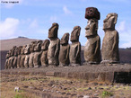 Moai  o nome que designa as gigantescas esttuas de pedra espalhadas pela Ilha de Pscoa, no Chile. Construdas por volta de 1300 d.C. pelo povo Rapa nui. Os moais, cujas cabeas ostentam "pukaos" - cilindros de pedra vermelha pesando at doze toneladas, possivelmente representando um cocar de penas vermelhas - representam, de modo estilizado, um torso humano masculino de orelhas longas, sem pernas. Em sua maioria, medem entre 4,5 a 6 metros de comprimento e pesam entre 1 a 27 toneladas. A maior delas, entretanto, tem mais de 20 metros de altura. A Ilha de Pscoa  o lugar habitado mais isolado do mundo: so 118 km de terra no sudoeste do oceano pacfico, 1.600 km a leste da ilha de Pitcairn e 3.700 km a oeste do Chile. </br></br> Palavras-chave: Moai. Chile. Ilha de Pscoa. Rapa Nui. Cultura. Oceano Pacfico. Esttuas de Pedra. 