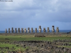 Moai  o nome que designa as gigantescas esttuas de pedra espalhadas pela Ilha de Pscoa, no Chile. Construdas por volta de 1300 d.C. pelo povo Rapa nui. Os moais, cujas cabeas ostentam "pukaos" - cilindros de pedra vermelha pesando at doze toneladas, possivelmente representando um cocar de penas vermelhas - representam, de modo estilizado, um torso humano masculino de orelhas longas, sem pernas. Em sua maioria, medem entre 4,5 a 6 metros de comprimento e pesam entre 1 a 27 toneladas. A maior delas, entretanto, tem mais de 20 metros de altura. A Ilha de Pscoa  o lugar habitado mais isolado do mundo: so 118 km de terra no sudoeste do oceano pacfico, 1.600 km a leste da ilha de Pitcairn e 3.700 km a oeste do Chile. </br></br> Palavras-chave: Moai. Chile. Ilha de Pscoa. Rapa Nui. Cultura. Oceano Pacfico. Esttuas de Pedra. 