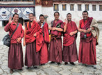 O budismo tibetano, também chamado de budismo vajrayana ou lamaísmo, por ser o mais numeroso nessa categoria, tem suas práticas de meditação na forma de elaborados rituais, com leitura de saddhanas (textos litúrgicos), visualizações e instrumentos musicais. Possui uma tradição nas artes, como pinturas e esculturas, e também tradição em ordens monásticas, com ênfase no relacionamento alunos e lamas. Ele tem sua representação maior na figura do Dalai Lama. O termo "lamaísmo" provém do tibetano Lama, que significa "mestre" ou "superior", e que designa, geralmente, os monges tibetanos, em especial os hierarquicamente superiores. </br></br> Palavras-chave: Budismo. Lama. Dalai Lama. Tibetano. Cultura. Monges tibetanos.