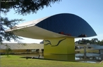 O Museu Oscar Niemeyer localiza-se na cidade de Curitiba, estado do Paraná, no Brasil. O complexo de dois prédios, instalado em uma área de trinta e cinco mil metros quadrados (das quais dezenove mil dedicadas à área de exposições), é um verdadeiro exemplo da Arquitectura aliada à Arte. </br></br> Palavras-chave: Museu. Cultura. Arquitetura. Cidade. Espaço cultural. Oscar Niemeyer. Curitiba, Arte. 