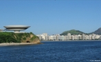 Museu de Arte Contemporânea, localiza-se no Mirante da Boa Viagem, no bairro de Boa Viagem da cidade de Niterói, estado do Rio de Janeiro, no Brasil. Projetado pelo arquiteto Oscar Niemeyer, o MAC tornou-se um dos cartões-postais de Niterói. Edificado na década de 1990, destaca-se na paisagem pelo arrojo de seus traços contemporâneos, que o fazem assemelhar-se a um cálice ou a disco voador. </br></br> Palavras-chaves: Museu. Cultura. Niterói. Arte. Arquiteto Oscar Niemeyer. 