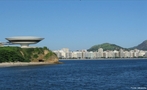 Museu de Arte Contempornea, localiza-se no Mirante da Boa Viagem, no bairro de Boa Viagem da cidade de Niteri, estado do Rio de Janeiro, no Brasil. Projetado pelo arquiteto Oscar Niemeyer, o MAC tornou-se um dos cartes-postais de Niteri. Edificado na dcada de 1990, destaca-se na paisagem pelo arrojo de seus traos contemporneos, que o fazem assemelhar-se a um clice ou a disco voador. </br></br> Palavras-chaves: Museu. Cultura. Niteri. Arte. Arquiteto Oscar Niemeyer. 