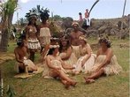 As origens do povo Rapa Nui remontam o sculo V d.C, com a chegada de polinsios  ilha de Pscoa. Segundo a tradio oral dos habitantes da ilha o rei Hotu Matua, com mais de 100 pessoas provenientes de ilhas polinsias prximas, foram os primeiros colonizadores. Sua cultura est ligada  Polinsia, seu isolamento desenvolveu singulares sistemas de crenas e construes de pedra que no existem em nenhum outro lugar do mundo. A unidade social bsica  o Huaai ou famlia extensa, composta de trs geraes no mnimo. Seu idioma  o Vananga Rapa Nui e sua escritura cerimonial, Rongo Rongo, pertencem  famlia polinsia. </br></br> Palavras-chave: Ilha de Pscoa. Chile. Rapa Nui. Cultura. Crenas. esttuas. Populao. 