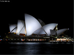 Essa edificao, declarada Patrimnio Mundial da Humanidade, foi construda entre 1959 e 1973 pelo arquiteto dinamarqus Jrn Utzon. Atualmente, no teatro da pera de Sydney  possvel assistir todos os anos a mais de 1.500 espetculos teatrais, de msica clssica, de bal ou de rock. </br></br> Palavras-chave: pera de Sydney. Austrlia. Arquitetura. Patrimnio Mundial da Humanidade. Cultura. 