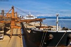 O porto de Paranagu  um porto brasileiro que est localizado no estado do Paran, na cidade de Paranagu.  um dos principais exportadores de produtos agrcolas, com destaque para a soja em gro e o farelo de soja.  </br></br>  Palavras-chave: Dimenso poltica do espao geogrfico. Territrio. Transporte. Cargas. Economia. Dimenso econmica.  