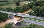 Queda de ponte na BR-277, sentido litoral, por causa das fortes chuvas no ms de Maro. </br></br> Palavras-chave: Antonina.  Morretes. Paranagu, Chuvas. Deslizamentos. Enchentes. Mata Atlntica.  