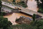 Ponte foi gravemente danificada no km 18 da BR-277, em Morretes. </br></br> Palavras-chave: Morretes. Antonina. Estradas. Chuvas. Deslizamentos. Enchentes.  