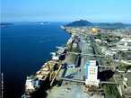 Localizado no litoral do Estado do Paran, o Porto de Paranagu  o segundo maior porto brasileiro em movimentao de cargas, com 19 beros de atracao e uma rea de abrangncia de 800 mil metros.  considerado o maior porto graneleiro da Amrica Latina e opera tambm com diversas cargas, como contineres, veculos, congelados, papel, madeira, fertilizantes e lquidos. </br></br>  Palavras-chave: Paranagu. Brasil. Porto de Paranagu. Transportes. Porto graneleiro. Cargas.