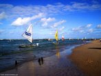 Porto de Galinhas  uma conhecida praia do nordeste brasileiro. Sua fama se deve, principalmente, s belezas naturais: piscinas de guas claras e mornas formadas entre corais, esturios, mangues, areia branca e coqueirais. Localizada em Ipojuca, a 70 quilmetros do Recife,  uma das praias mais visitadas do litoral nordestino.  </br></br>  Palavras-chave: Dimenso demogrfica. Econmica. Territrio. Lugar. Porto de Galinhas. Turismo.  