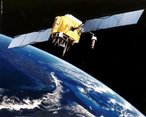 GPS  a sigla em ingls para Sistema de Posicionamento Global. Trata-se de um sistema de navegao orientado por 24 satlites (12 em cada hemisfrio) que orbitam em torno da Terra. Esses satlites viajam ao redor do planeta a uma distncia de 20.200 quilmetros e fazem uma rbita completa a cada 12 horas. </br></br> Palavras-chave: GPS. Navegao. Terra. Satlites. rbita. Hemisfrio. 