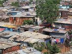 Soweto  uma cidade contgua a Joanesburgo, na frica do Sul, que foi estabelecida em 1963 para juntar sob uma mesma administrao um conjunto de bairros para negros. De acordo com as leis do Apartheid, os negros no podiam viver em reas reservadas aos brancos. </br></br> Palavras-chave: frica do Sul. Continente Africano. Soweto. Apartheid. Racismo. Segregao racial. 