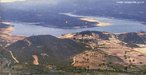 A barragem Luiz Vieira, do Aude Brumado, est localizada no municpio de Rio de Contas, estado da Bahia, a cerca de 400 km de Salvador. A distncia entre Rio de Contas e o local da barragem de acumulao  de 4 km. Barra o rio Brumado, pertencente ao sistema hidrogrfico do rio de Contas, cuja bacia cobre uma rea de 256 km.  </br></br>  Palavras-chave: Dimenso socioambiental. Dimenso econmica. Barragem. Energia eltrica. Reservatrio de gua. Brumado. Bahia. Rio de Contas.