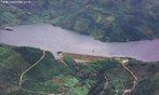 A barragem do Aude Munda est localizada no municpio de Uruburetama, estado do Cear, a cerca de 108 km de Fortaleza. O acesso ao local  feito partindo-se de Fortaleza, pela rodovia BR-222 at a cidade de Umirim. A partir da segue-se pela rodovia CE-016 at a cidade de Uruburetama. A barragem fica 2 km  montante da cidade.  </br></br>  Palavras-chave: Dimenso Socioambiental. Dimenso econmica. Barragem. Energia eltrica. Reservatrio de gua. Barragem Mandau. Cear. Fortaleza.