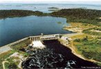 Localizao: Rio Jamari, na Bacia Amaznica, Municpio de Candeias do Jamari (RO). Tem por finalidade a gerao de energia eltrica.  </br></br> Palavras-chave: Dimenso socioambiental. Imenso econmica. Barragem. Energia eltrica. Reservatrio de gua. Usina hidrltrica - Barragem de SAMUEL - RO.  