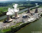 Usina Nuclear, tambm conhecida como central nuclear,  uma instalao que produz energia eltrica atravs de reaes nucleares de elementos radioativos. O elemento mais utilizado nas usinas  o urnio. Este material  colocado em barras dentro dos reatores da usina. O calor gerado pela reao move um alternador que produz a energia eltrica. </br></br> Palavras-chave: Usina nuclear. Energia eltrica. Urnio. Combusto. Alternador. Lixo nuclear. Resduos radioativos.  