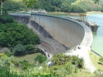 A UHE Funil, assim chamada pelo setor eltrico, foi construda em um prazo recorde de 33 meses e sua primeira unidade geradora entrou em operao comercial com 27 meses de implantao. As obras tiveram incio em setembro de 2000, com a mobilizao do Consrcio Construtor e encerraram-se em julho de 2003, quando da entrega da terceira unidade geradora.  </br></br> Palavras-chave: Dimenso econmica. Demogrfica. Socioambiental. Territrio. Lugar. Regio. Pas. Brasil. Energia eltrica. Hidreltrica. Funil.