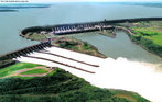 A Usina Hidreltrica de Itaipu Binacional  uma usina hidreltrica binacional construda pelo Brasil e pelo Paraguai no rio Paran, no trecho de fronteira entre os dois pases, 14 quilmetros ao norte da Ponte da Amizade.  </br></br>  Palavras-chave: Dimenso econmica. Dimenso socioambiental. Energia hidreltrica. Brasil. Paraguai. Argentina. Trplice fronteira. Alagamento. Propriedades produtivas. Economia. Poltica. 