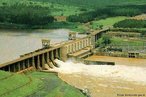 A Usina Ministro lvaro de Souza Lima (Bariri), com potncia instalada de 143,10 MW, est localizada no rio Tiet, municpios de Bariri e Boracia, situando-se  jusante da barragem e Usina Barra Bonita e  montante da barragem e Usina Ibitinga; distncia cerca de 9Km da cidade de Bariri, na estrada municipal Bariri-Boracia  Bairro do Queixada.  a segunda barragem do aproveitamento do rio Tiet pela AES Tiet.  </br></br>  Palavras-chave: Dimenso econmica. Dimenso socioambiental do espao geogrfico. Regio. Territrio. Lugar. Estado. Economia. Usina hidreltrica. Usina Hidreltrica de Bariri.