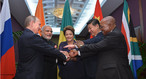 Lderes dos pases do Brics durante a cpula do G20 em Brisbaine, em novembro de 2014. O termo Bric foi criado para fazer referncia a quatro pases: Brasil, Rssia, ndia e China, pases emergentes que possuem caractersticas comuns. Esses pases no compem um bloco econmico, apenas compartilham de uma situao econmica com ndices de desenvolvimento parecidas. Inicialmente, o termo era escrito sem a letra S, que foi oficialmente acrescentada  sigla Bric, para formar o Brics, em 2011, aps a admisso da frica do Sul. Atualmente, o grupo  composto pelo Brasil, Rssia, ndia, China e frica do sul. </br></br>Palavras-chave: Brics. Economia. Brasil. Rssia. China. ndia. frica do Sul.