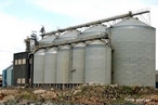 Silo  uma benfeitoria agrcola destinada ao armazenamento de produtos agrcolas, geralmente depositados no seu interior sem estarem ensacados.  </br></br> Palavras-chave: Dimenso econmica do espao geogrfico. Regio. Pas. Agricultura. Ensacados. Silos. Armazenamento. Armazenar. Gros. Cereais.