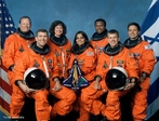 Foto da tripulao da misso STS-107, a ltima da nave Columbia. Sentados na frente esto os astronautas Rick Husband (esquerda), comandante da misso, e o piloto Willie McCool. Atrs, da esquerda para a direita: Dave Brown, Laurel Clark, Kalpana Chawla, Mike Anderson e o israelense Ilan Ramon.  </br></br>  Palavras-chave: Tripulao. Corrida espacial. Espao. Astronautas.  