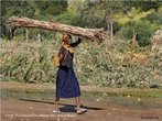 Mulher caminhando na estrada em Boroma, cidade prxima a Tete - Moambique. </br></br> Palavras-chave: Boroma. frica. Cotidiano. Trabalho. Crianas. 