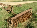 Arado  um instrumento que serve para lavrar (arar) os campos, revolvendo a terra com o objetivo de descompact-la e, assim, viabilizar o desenvolvimento das razes das plantas.  </br></br>  Palavras-chave: Arar. Arado, Agricultura. Territrio. Economia. Lugar. Regio. Dimenso econmica da produo do e no espao. Alimento. Mecanizao. Dimenso econmica da produo do e no plantio. Descompactar.  