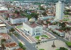 Imagem da cidade de Manaus, com vista parcial do Teatro de Manaus. A cidade  o principal centro financeiro, corporativo e econmico da regio norte do Brasil.  uma cidade histrica e porturia, localizada no centro da maior floresta tropical do mundo. A cidade  capital do estado do Amazonas. </br></br> Palavras-chave: Manaus. Cultura. Economia. Turismo. Cidade porturia.