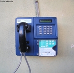 Telefone pblico  um aparelho que oferece servio telefnico tradicional mediante pagamento, geralmente feito com moedas ou cartes telefnicos. Em alguns pases pode-se tambm usar cartes de crdito ou de dbito.  </br></br>  Palavras-chave: Comunicao. Cartes telefnico. Telefone pblico. Rede.   