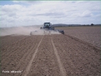 Agricultura  o conjunto de tcnicas utilizadas para cultivar plantas. Atualmente  utilizada a mecanizao com o uso de mquinas para semear, adubar, colher.  </br></br>  Palavras-chave: Dimenso socioambiental. Dimenso poltica. Dimenso demogrfica. Dimenso econmica. Territrio. Lugar. Regio. Pas. Agricultura. Trator. Plantio. Cereais.