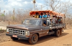 Transporte utilizado no interior da regio nordeste e de outras reas no Brasil.  </br></br> Palavras-chave: Transportes. Brasil. Rodovias. Imigrantes Migrantes. Regio nordeste. Caminho. Pau-de-arara.  