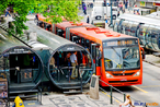 Transporte coletivo de Curitiba - Pr, nibus biarticulado. Expressos. Linhas operadas por veculos Biarticulados de 25 ou 27 metros de cor vermelha, com cinco portas  direita, em nvel de estao tubo, ligam os eixos Leste-Oeste, Norte-Sul e Boqueiro, atravs de canaletas de circulao exclusiva, com o desembarque no nvel nas Estaes-tubo.  </br></br> Palavras-chave: Transporte urbano. nibus. Meios de transporte. Movimentos sociais urbano. Trabalho. Dimenso econmica da produo do e no espao.  