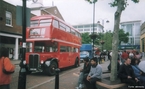 O simblico nibus vermelho de dois andares chamado de Routemaster, na Inglaterra.  </br></br>  Palavras-chave: nibus. Passageiros.  Rodovias. Urbanizao. Cidades. Transporte na Inglaterra.  