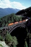 Trem cargueiro da Canadian Pacific Railway locomovendo-se em direo a leste, na Ponte Stoney Creek.  </br></br>  Palavras-chave: Meios de transporte. Trem. Trem cargueiro.  