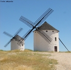 Um moinho  uma instalao destinada  fragmentao ou pulverizao de materiais em bruto, especificadamente gros de trigo ou de outros cereais, por meio de ms. Imagem do Campo de Criptana na Mancha - Espanha.  </br></br>  Palavras-chave: Moinho de vento. Energia. Agricultura. Cereais. Trigo. Gros. Espanha.  