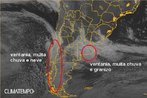 Imagem do satlite Goes-12, no dia 06/07/2010, s 15 horas e 45 minutos. A imagem representa uma frente fria que avana sobre o Sul do Brasil e deixa o tempo carregado, principalmente no Rio Grande do Sul e no oeste de Santa Catarina. </br></br>Na previso, no se descarta chuva e ventos fortes em todo o Sul. Em grande parte do Sudeste, no Centro-Oeste, no Tocantins e no interior e litoral norte do Nordeste, uma forte massa de ar seco predomina e deixa o tempo aberto. No Norte do pas, o tempo abafado e mido forma nuvens tropicais que provocam pancadas de chuva em grande parte da Regio. </br></br> Palavras-chave: Previso do Tempo. Massas de Ar. Frente Fria. Chuvas. Imagem de Satlite. 