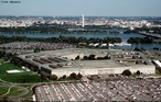 O Pentgono, com o rio Potomac e o monumento a Washington ao fundo. O Pentgono  a sede do Departamento de Defesa dos Estados Unidos. O edifcio tem forma de pentgono, e  a fonte de renda de aproximadamente 23000 agentes civis e militares, cerca de 3000 deles so o pessoal de apoio, situado em Arlington, Virginia. Tem cinco andares e cada andar tem cinco corredores. </br></br> Palavras-chave: Pentgono. Defesa Civil. Estados Unidos. Militares. Territrio. Lugar. Sociedade. Geopoltica. Poltica. Guerra. Conflitos. 