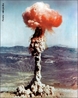 Teste nuclear da Frana 1968. Uma exploso nuclear de teste  uma experincia que envolve a detonao de uma arma nuclear. </br></br> Palavras-chave: Detonao. Teste Nuclear. Bomba Atmica. Territrio. Lugar. Geopoltica. Regio. Energia. Energia Atmica. Radiotividade. Guerra.  