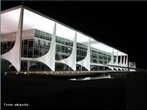  a sede do Poder Executivo do Governo Federal brasileiro. O edifcio est localizado na Praa dos Trs Poderes em Braslia, tendo sido projetado por Oscar Niemeyer. O Palcio do Planalto faz parte do projeto do Plano Piloto da cidade e foi um dos primeiros edifcios construdos na cidade. </br></br> Palavras-chave: Poder. Leis. Capital. Brasil. Governo. Poltica. 