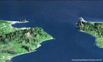 Imagem do Estreito de Gibraltar. O estreito de Gibraltar  uma separao natural entre o Mar Mediterrneo e o Oceano Atlntico, e entre dois continentes - Europa e frica. Ao norte, encontram-se a Espanha e o territrio britnico ultramarino de Gibraltar; ao sul, Marrocos e Ceuta, enclave espanhol no norte da frica. A soberania sobre o territrio de Gibraltar  do Reino Unido, gozando a populao de Gibraltar cada vez mais autonomia. </br></br> Palavras-chave: Estreito de Gibraltar. Mar Mediterrneo. Oceano Atlntico. Europa. frica. 