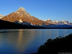 O Parque Nacional de <em>Banff</em> est localizado nas Montanhas Rochosas canadenses, na provncia de Alberta, e situa-se numa faixa de 120-200 km ao oeste de <em>Calgary</em>. O parque cobre uma rea de 6.641 km e contm mais de 1.600 km de trilhas. No prprio parque est localizado o municpio de <em>Banff</em>.  </br></br>  Palavras-chave: Parque. Trilhas. Natureza. Canad. Montanhas Rochosas. Turismo. 